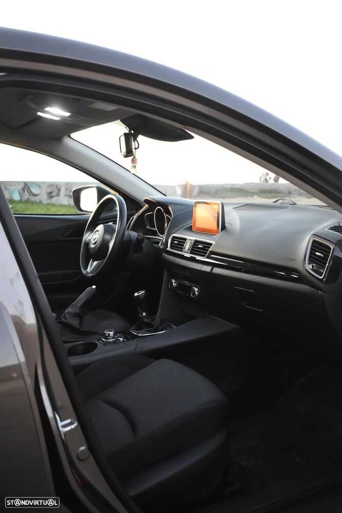 Mazda 3 Hatchback 1.5 Sky-G Evolve Navi - 28