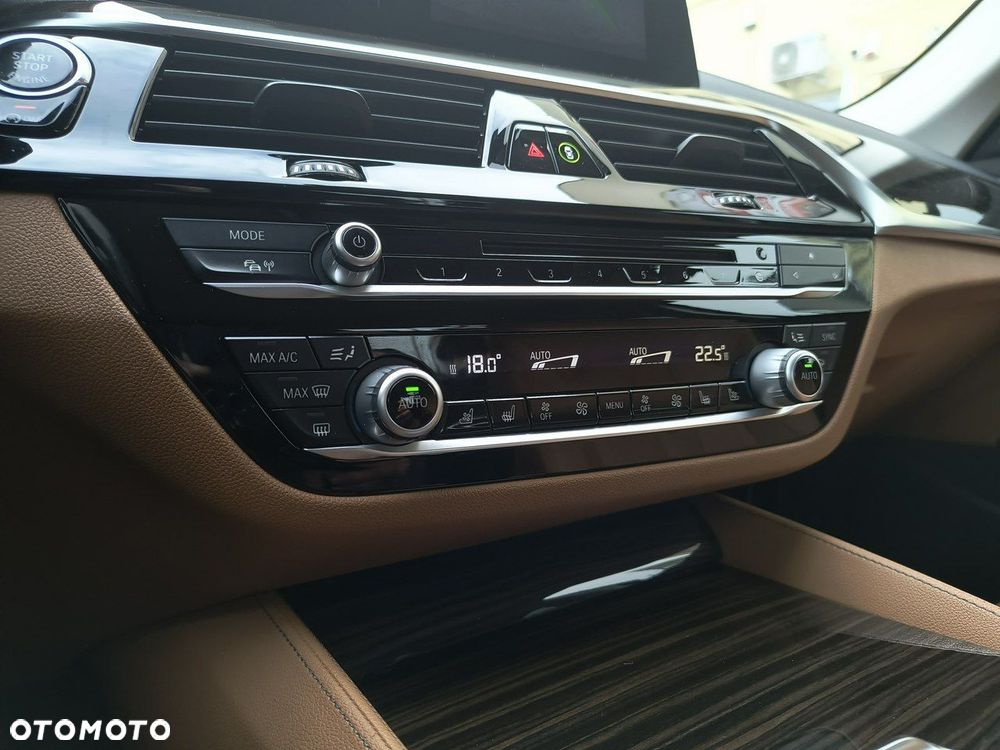 BMW Seria 5 530i Luxury Line sport - 23