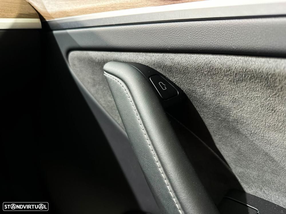 Tesla Model Y Performance Dual Motor AWD - 33