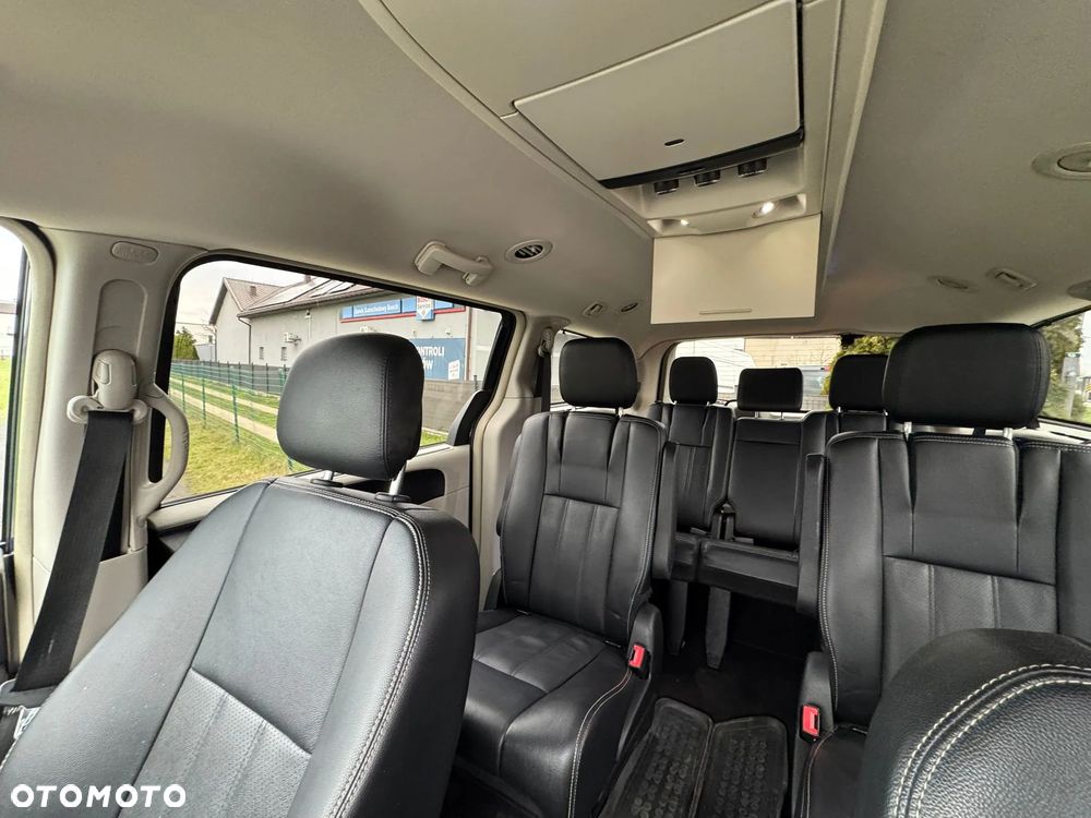 Chrysler Town & Country - 17