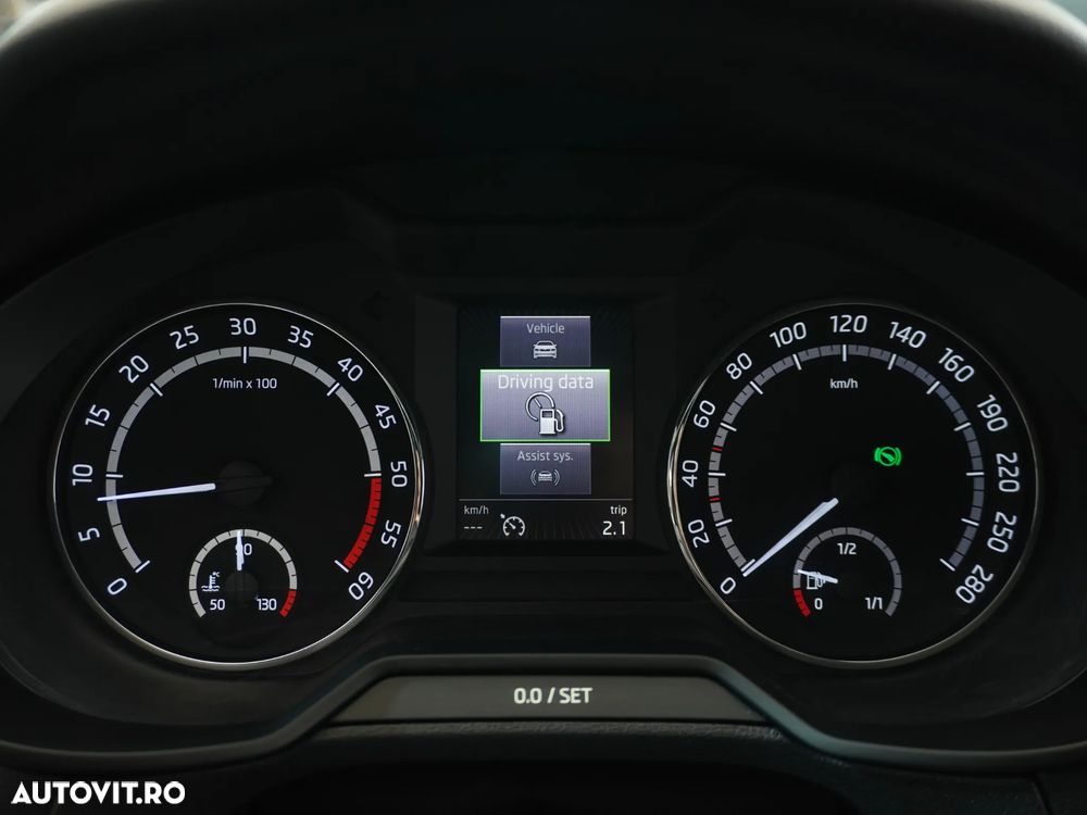 Skoda Octavia 2.0 TDI DSG RS - 27