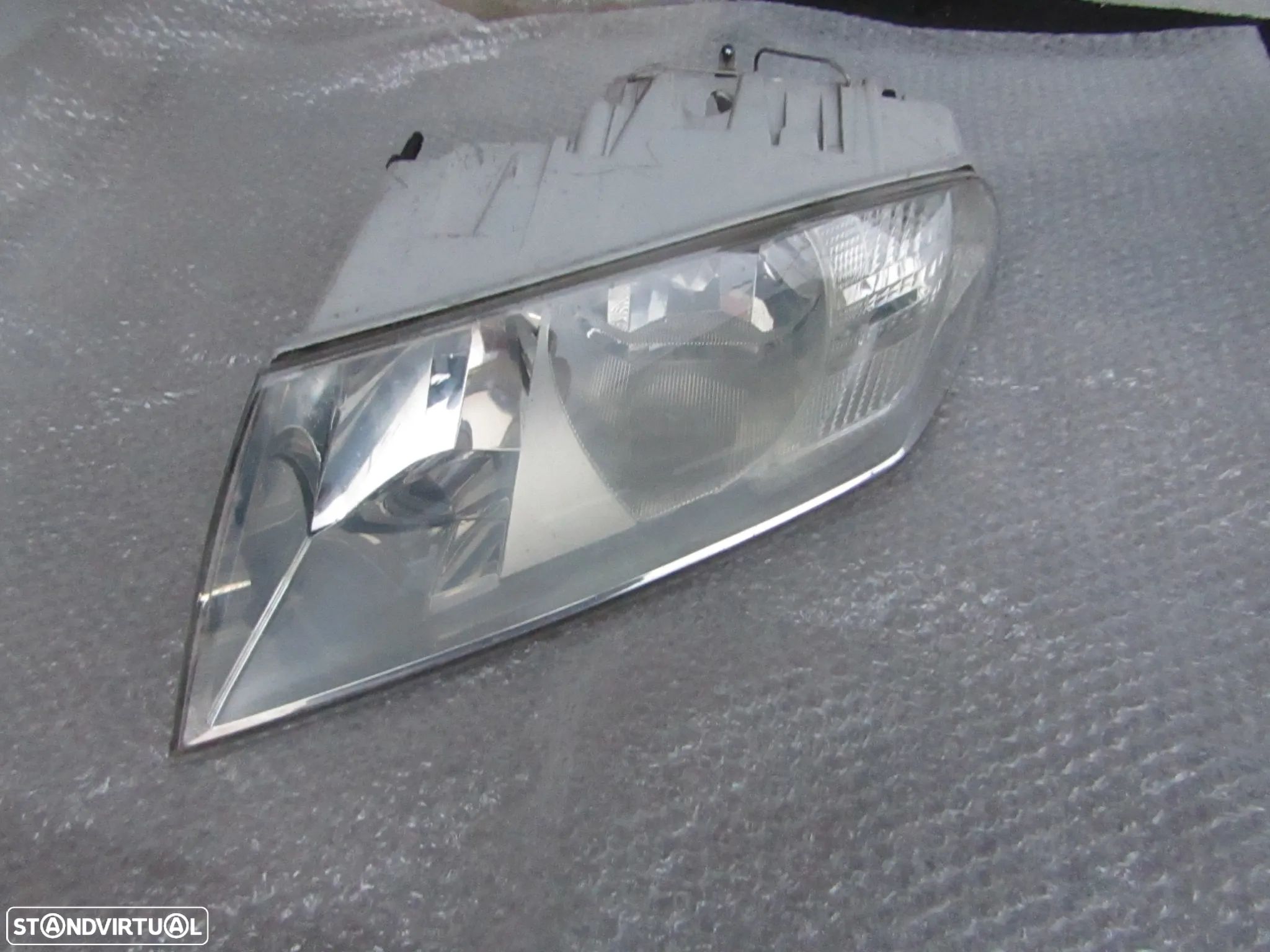 Farol Skoda Otavia  (ver descrição) - 1