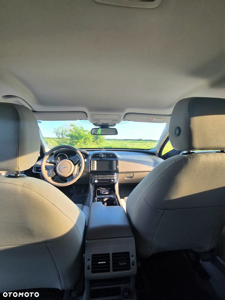 Jaguar XE 20d Prestige - 5