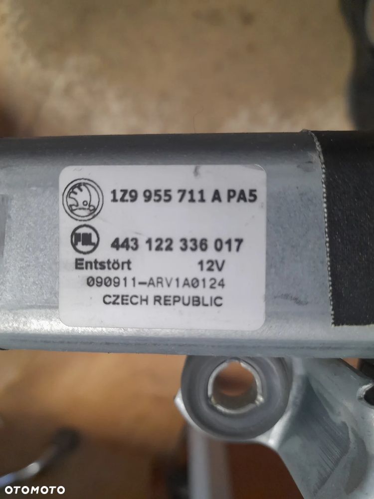 SILNICZEK WYCIERACZKI TYŁ Skody Octavia 2  nr 1Z9 955 711 - 2