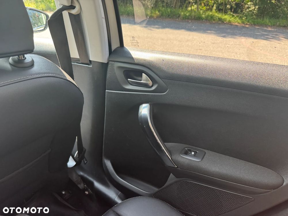 Peugeot 2008 1.2 Pure Tech Allure S&S - 14