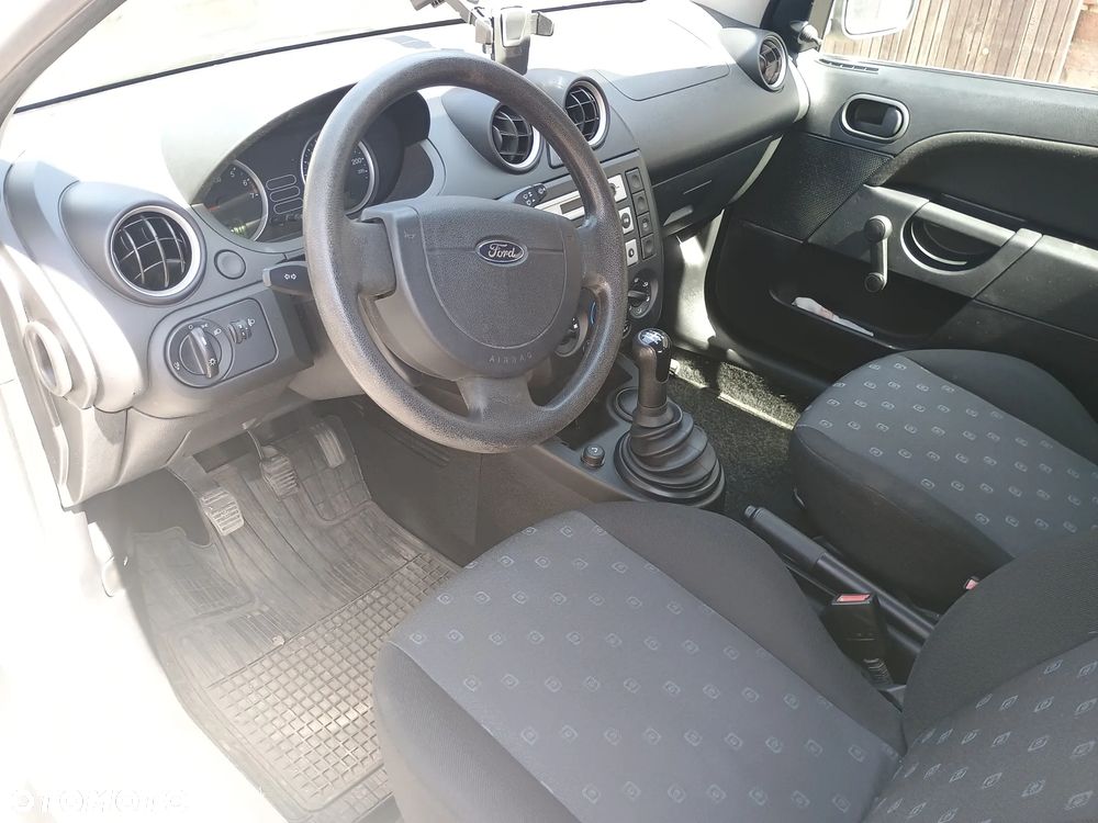Ford Fiesta 1.3 Ambiente - 4