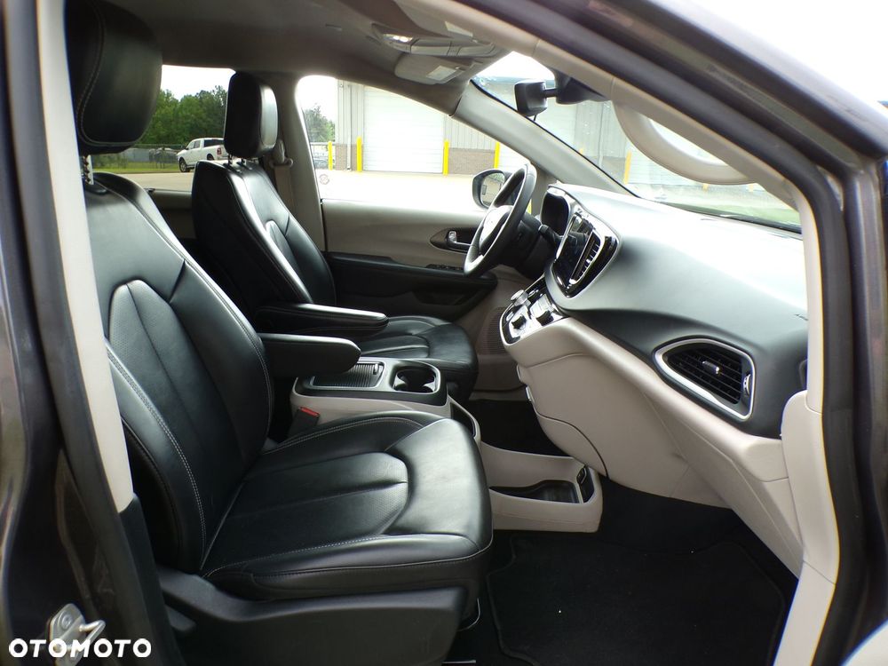 Chrysler Pacifica - 17