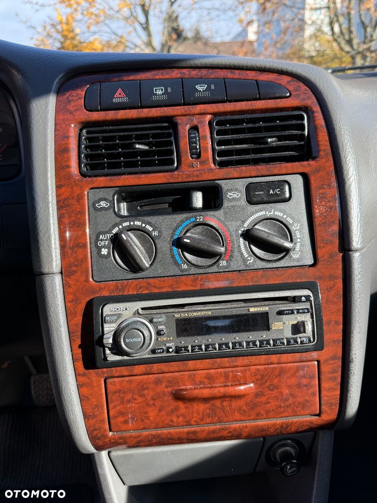 Toyota Avensis 2.0 Sol - 26