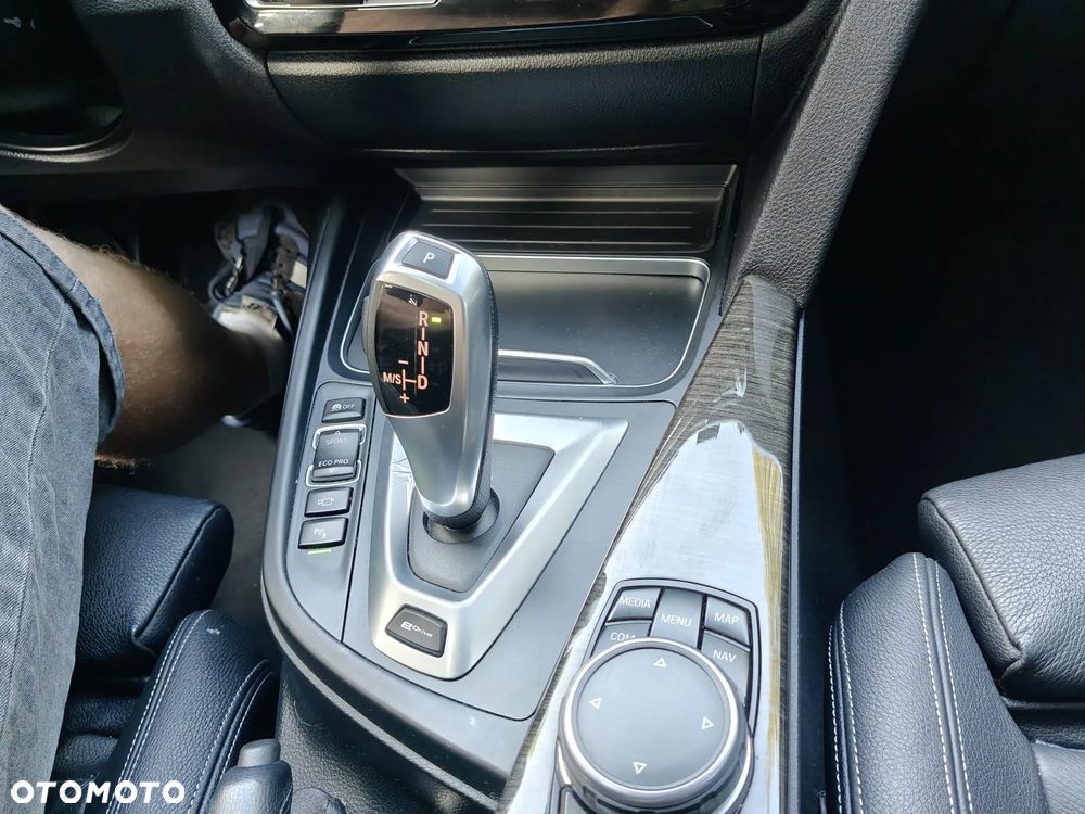 BMW Seria 3 330e iPerformance Luxury Line - 13