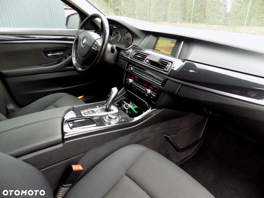 BMW Seria 5 525d xDrive - 13