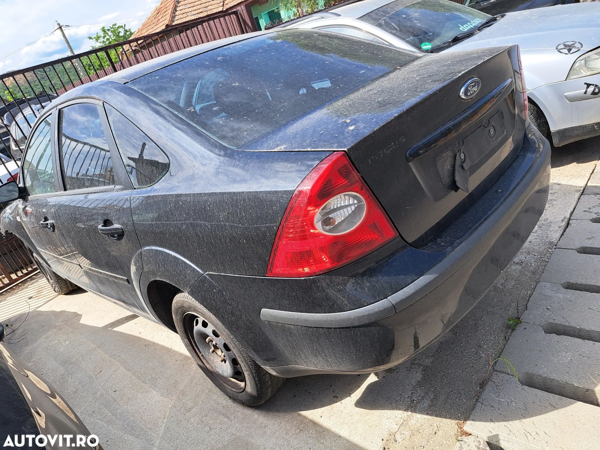 Dezmembram Ford Focus 2 1.6 16 v SHDA berlina - 1