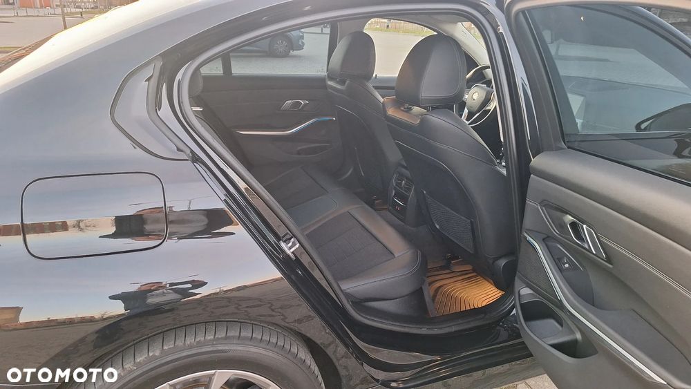BMW Seria 3 330e M Sport - 18