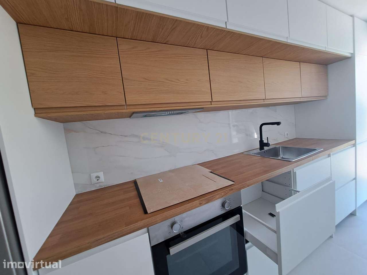 T2 Totalmente Remodelado em Almada | Luminosidade, Conforto e Localiza - Grande imagem: 5/25
