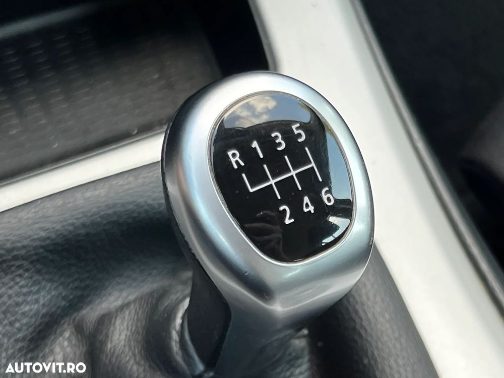 BMW Seria 3 318d DPF Touring - 16