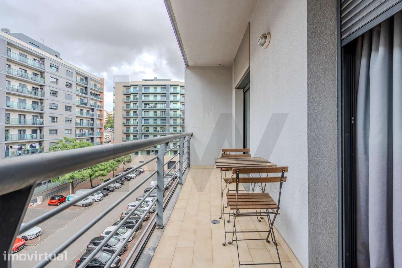 Apartamento T2 com varanda e 2 lugares de parqueamento nas Colinas do - Grande imagem: 2/37