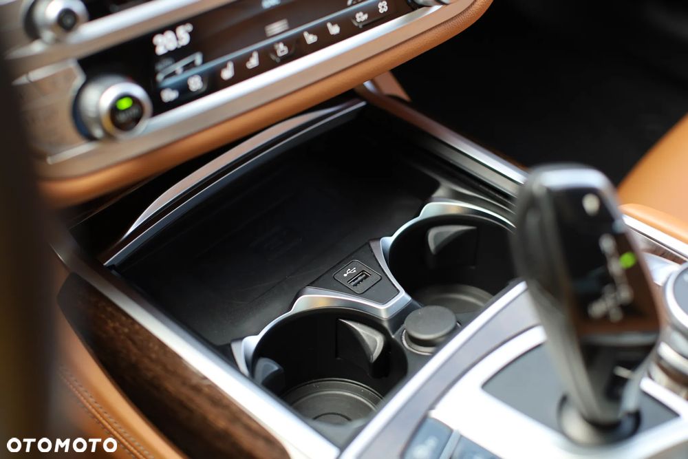 BMW Seria 7 750i xDrive sport - 11