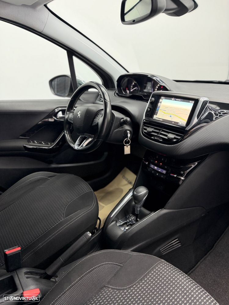 Peugeot 208 1.2 PureTech Allure EAT6 - 17