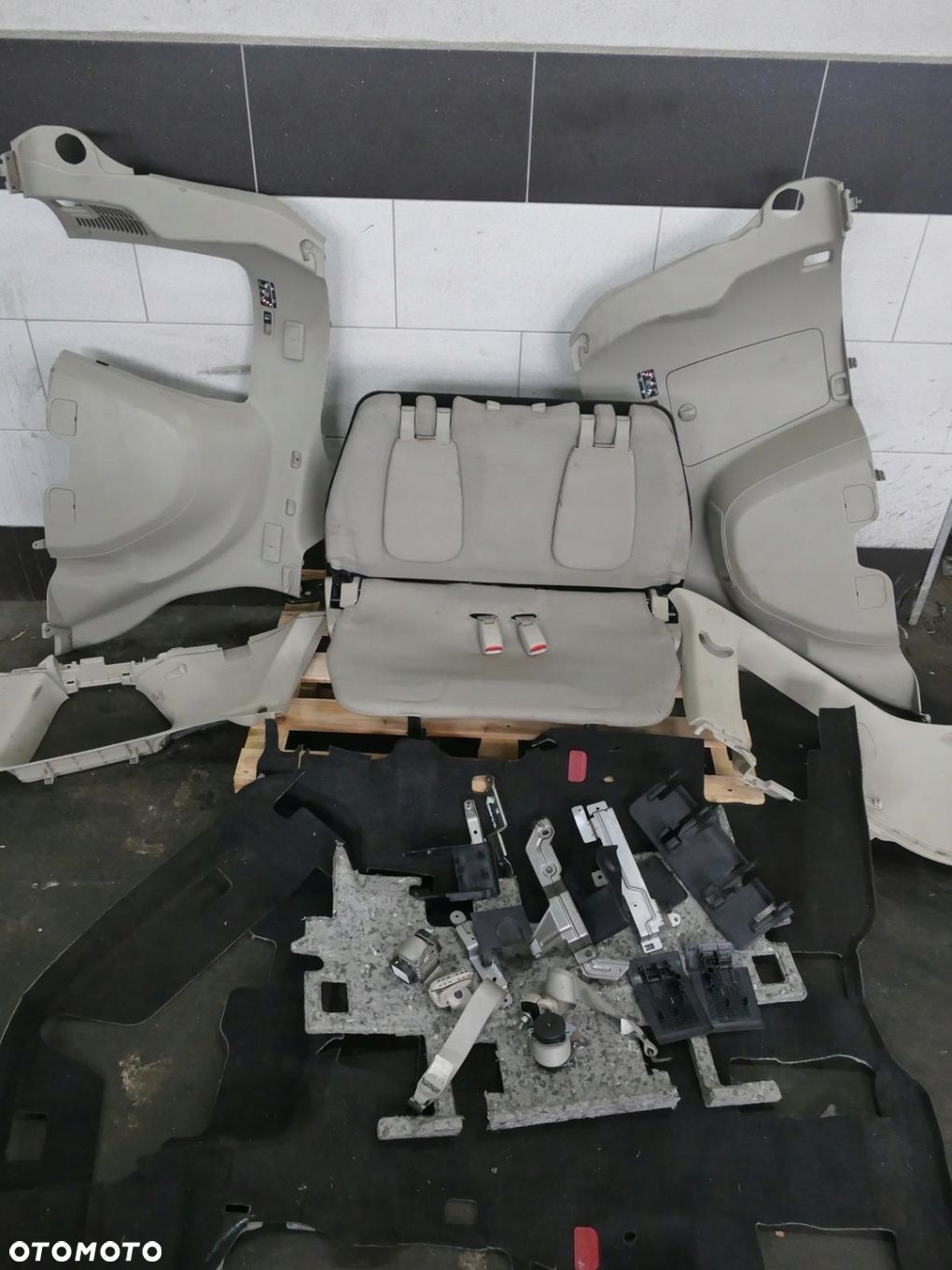 MITSUBISHI OUTLANDER II FOTEL 3-CIEGO RZĘDU TAPICERKA BOCZEK PAS DYWAN KPL - 1