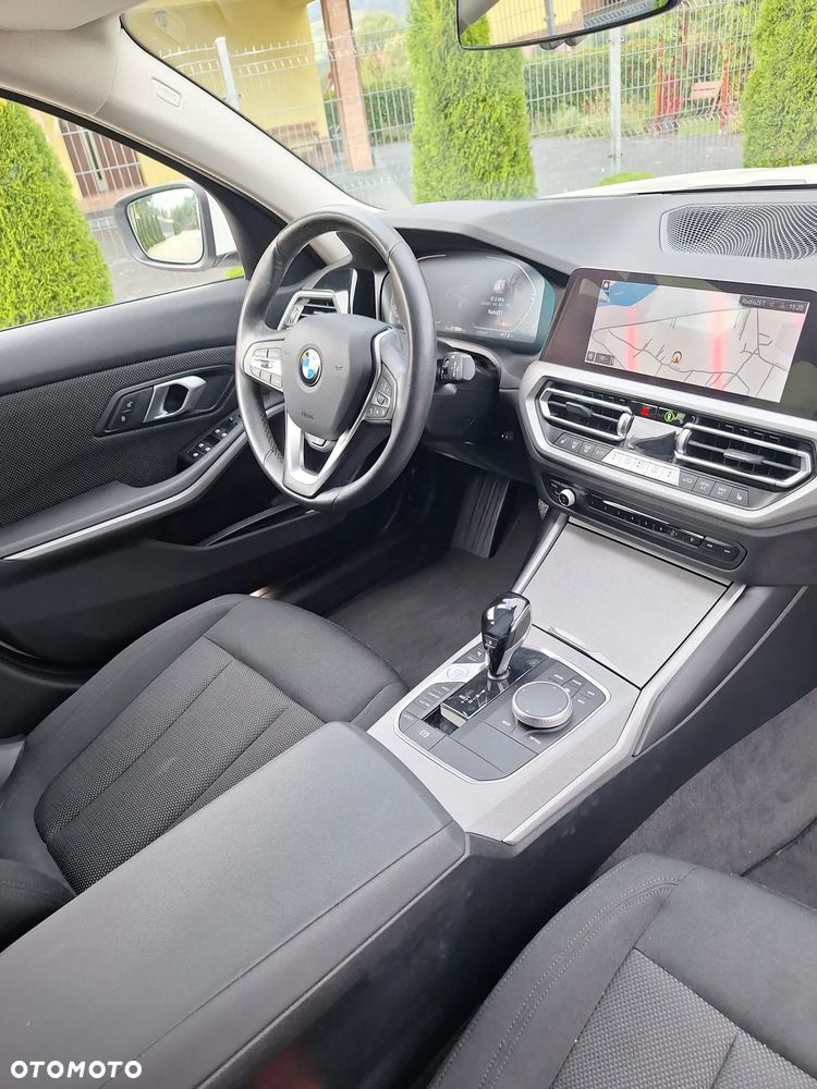 BMW Seria 3 330i xDrive Sport Line sport - 27