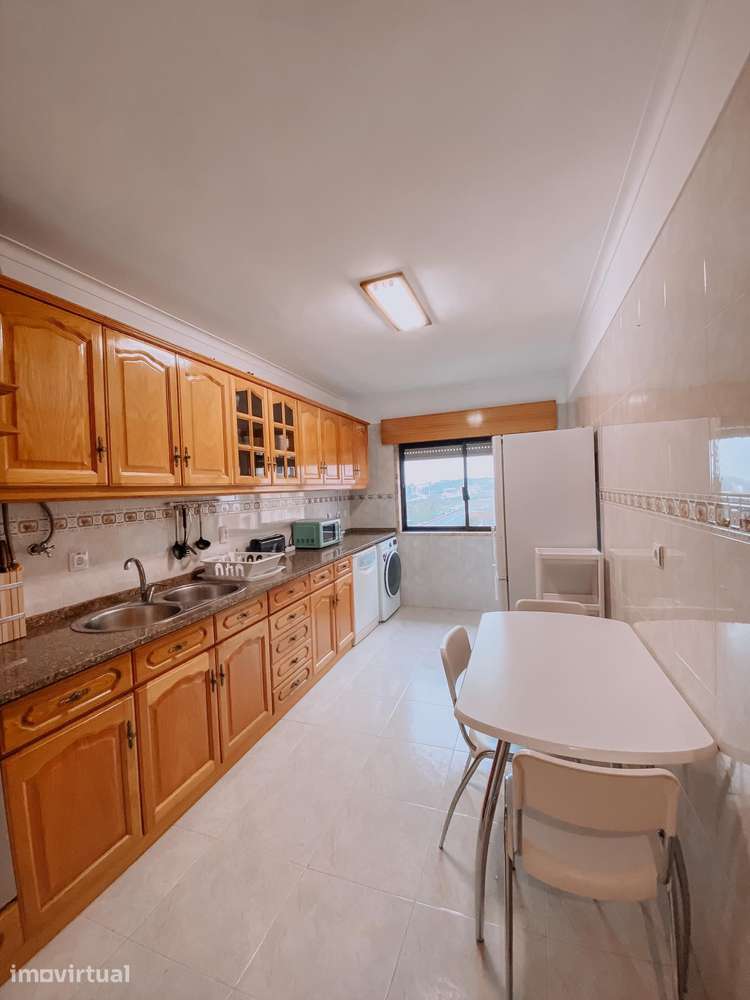 Alugo quarto mobilado a menina em apartamento muito bem estimado - Grande imagem: 2/6
