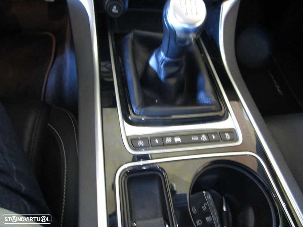 Jaguar XE 2.0 D R-Sport - 23