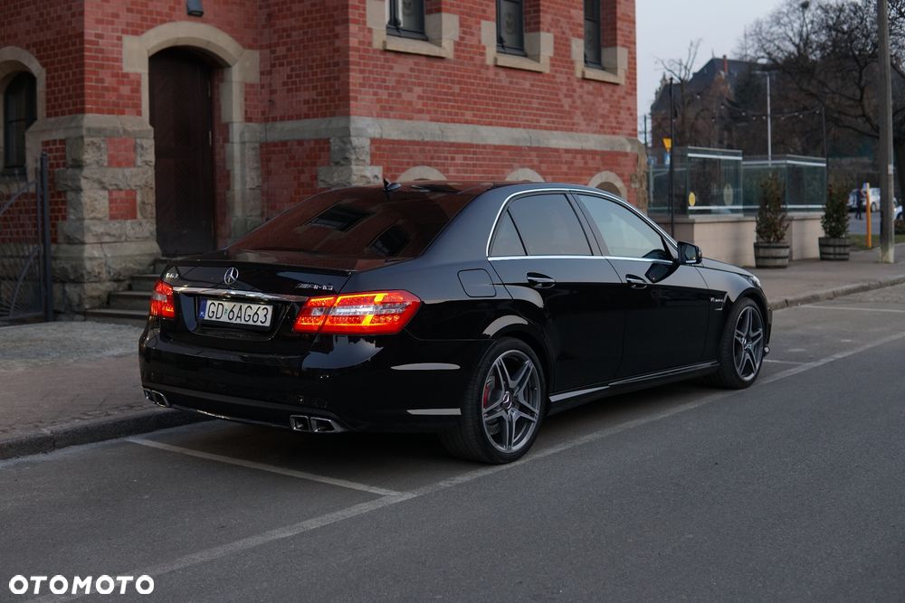 Mercedes-Benz Klasa E 63 AMG - 21
