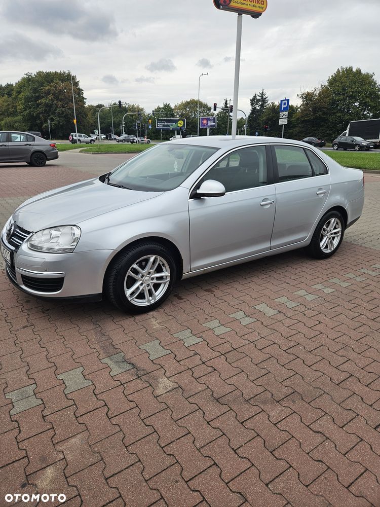 Volkswagen Jetta - 1