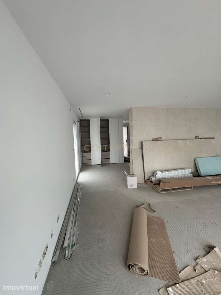 Moradia T4 contemporânea NOVA com 3 pisos em Trajouce, São Domingos de - Grande imagem: 3/21