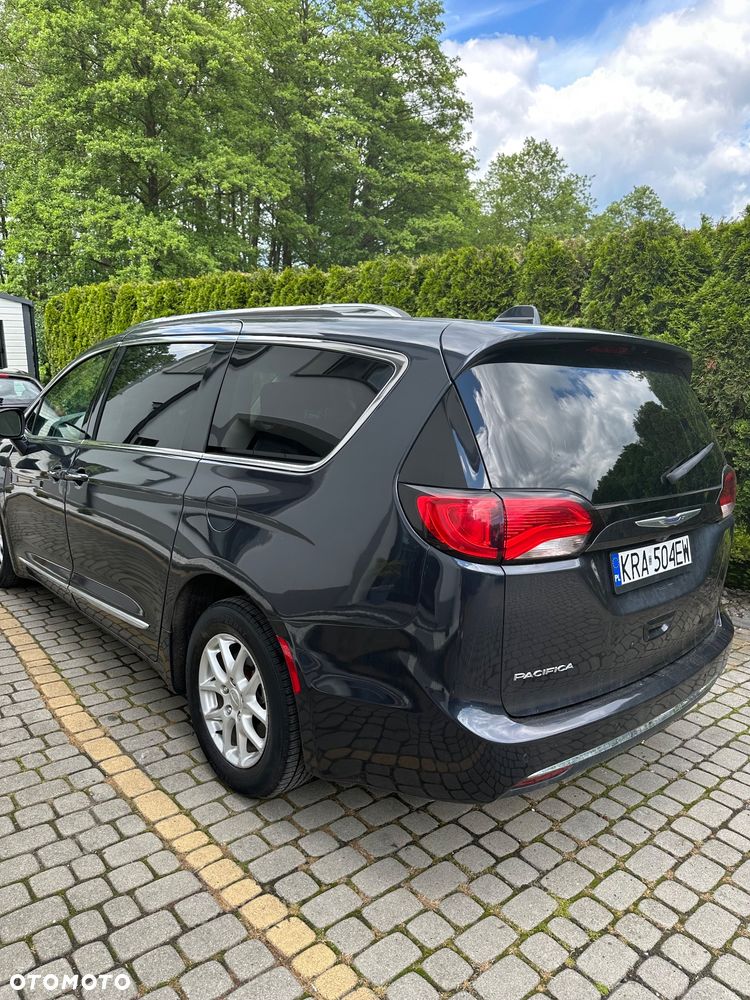 Chrysler Pacifica - 11
