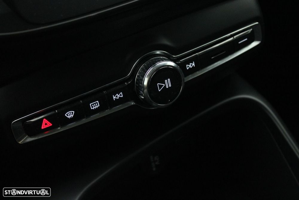 Volvo XC 40 1.5 T2 Momentum Core — fotografia 21