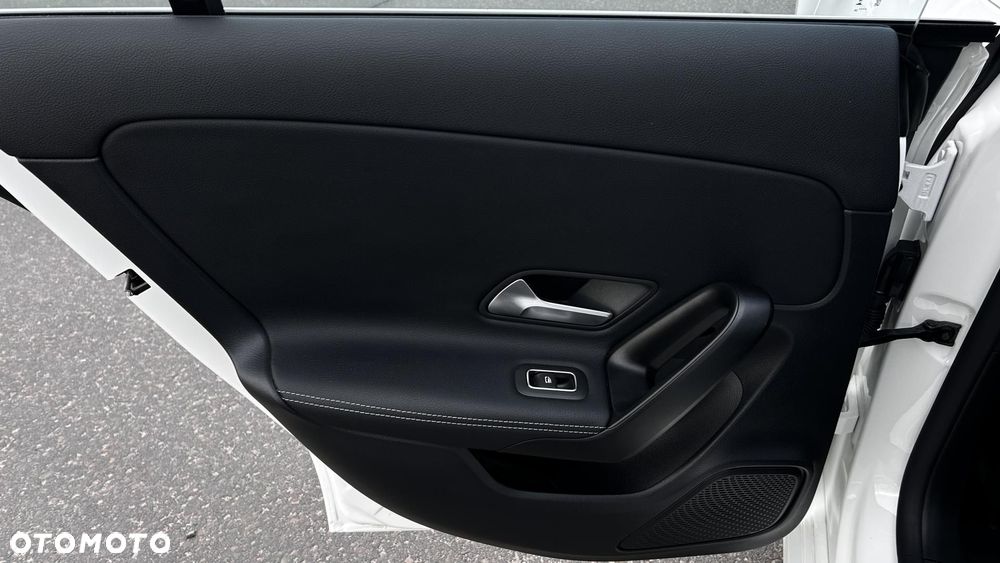 Mercedes-Benz CLA 200 7G-DCT - 25