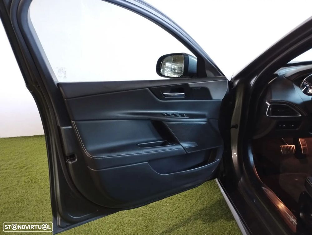 Jaguar XE 2.0 D R-Dynamic SE - 24