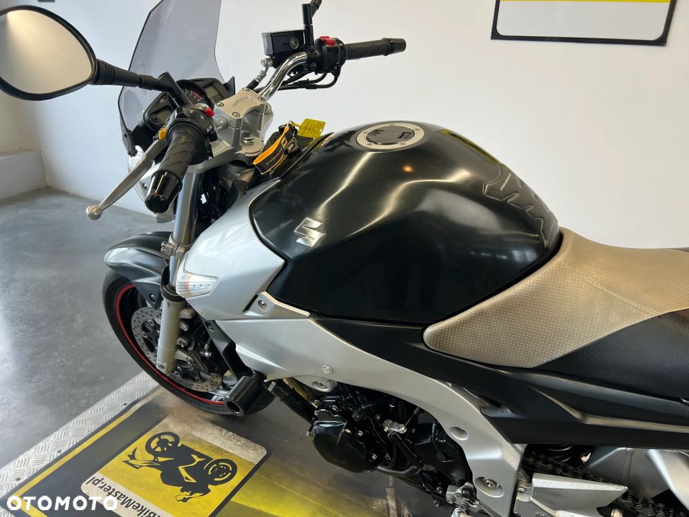 Suzuki GSR - 25