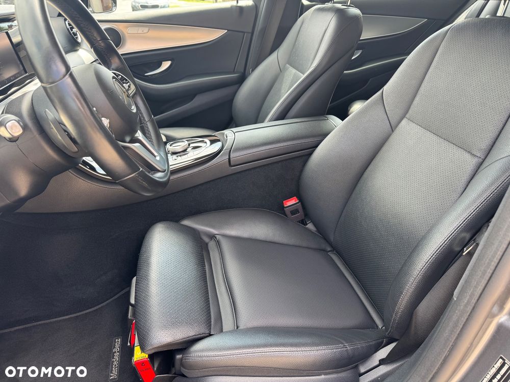 Mercedes-Benz Klasa E 220 d 4-Matic 9G-TRONIC - 28