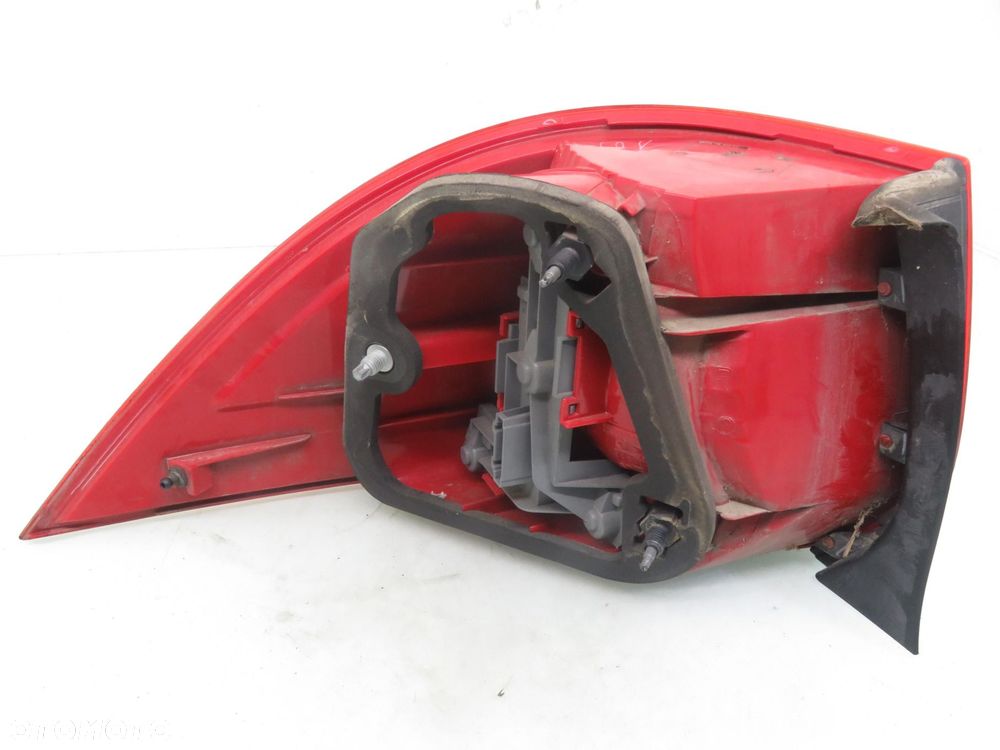 LAMPA PRAWA TYLNA VW GOLF V KOMBI 1K9945258 - 8