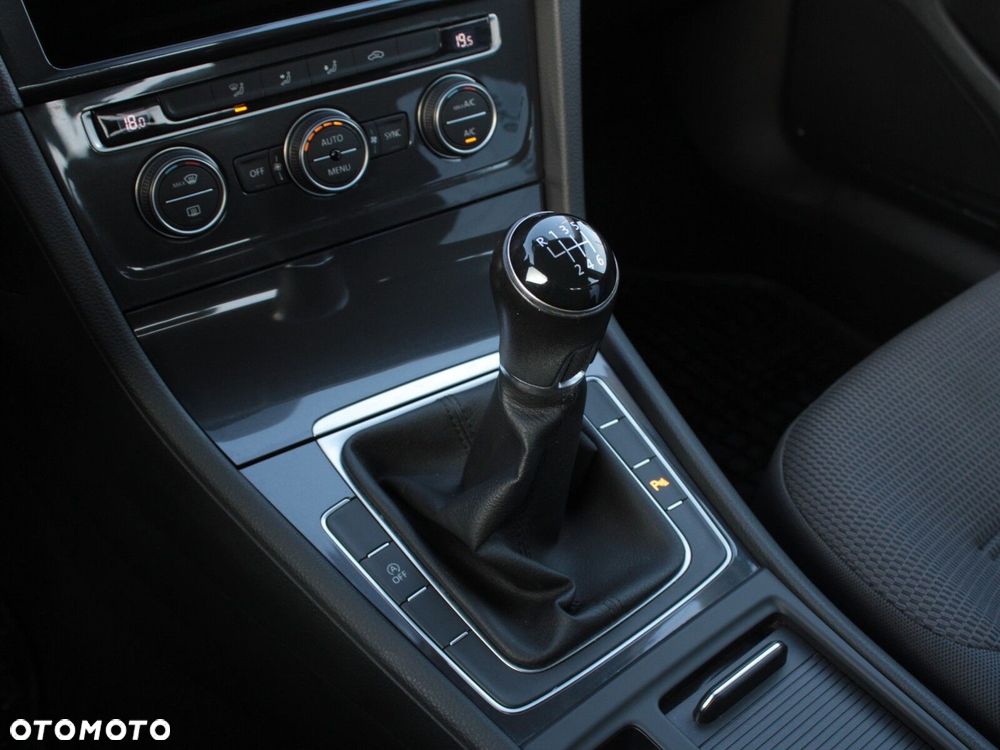 Volkswagen Golf 1.5 TSI BMT Comfortline - 23