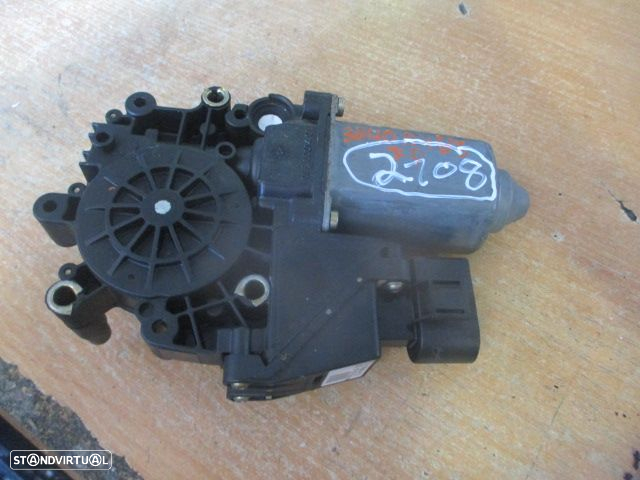 Motor Elevador Vidro 8D0959802D AUDI A4 B5 1998 1.9TDI 110CV 4P AZUL FD AUDI A4 8D 1999 1.9TDI 110CV 4P PRETO FD - 4