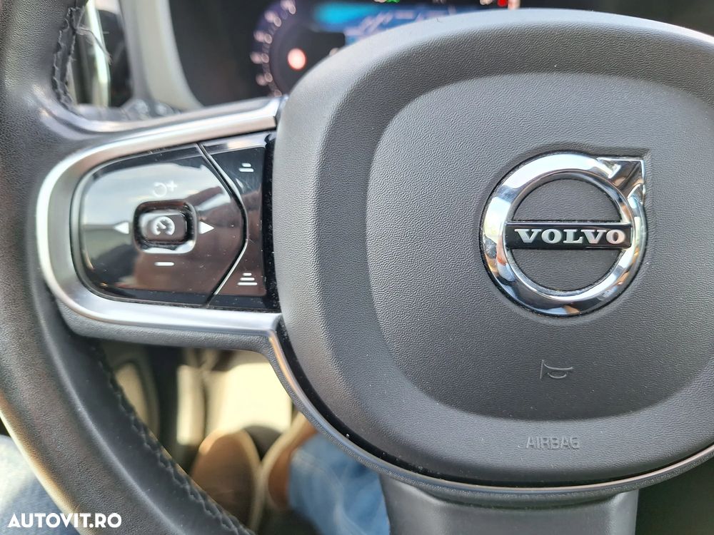 Volvo XC 60 B4 MHEV AT AWD Plus Dark - 26