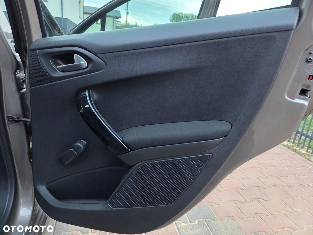 Peugeot 208 - 25