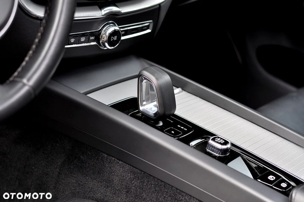 Volvo XC 60 B4 B Plus Dark - 25