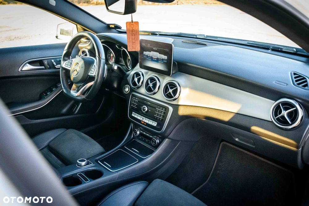 Mercedes-Benz GLA 200 7G-DCT - 13