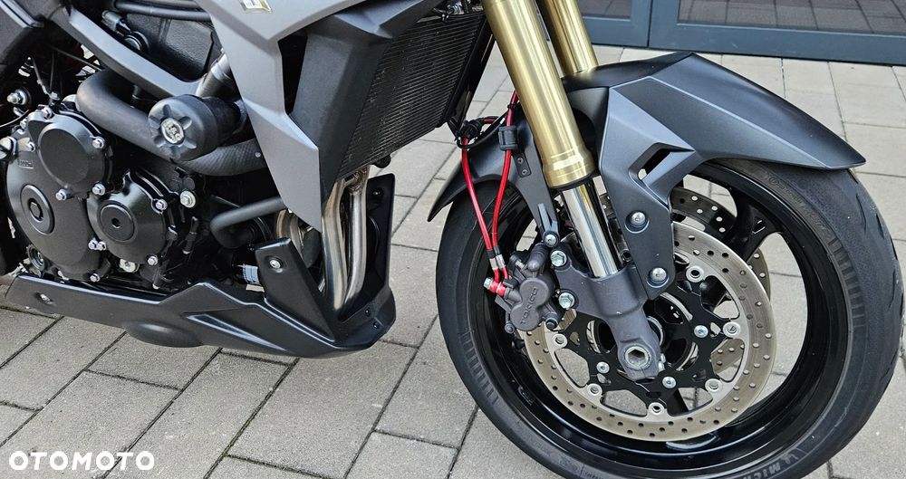 Suzuki GSR - 16
