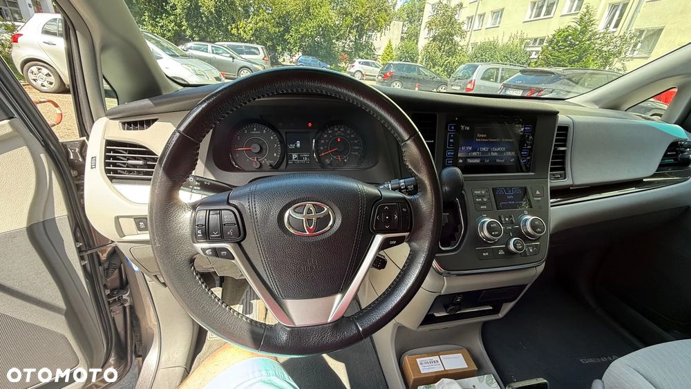 Toyota Sienna 3.5 V6 - 16