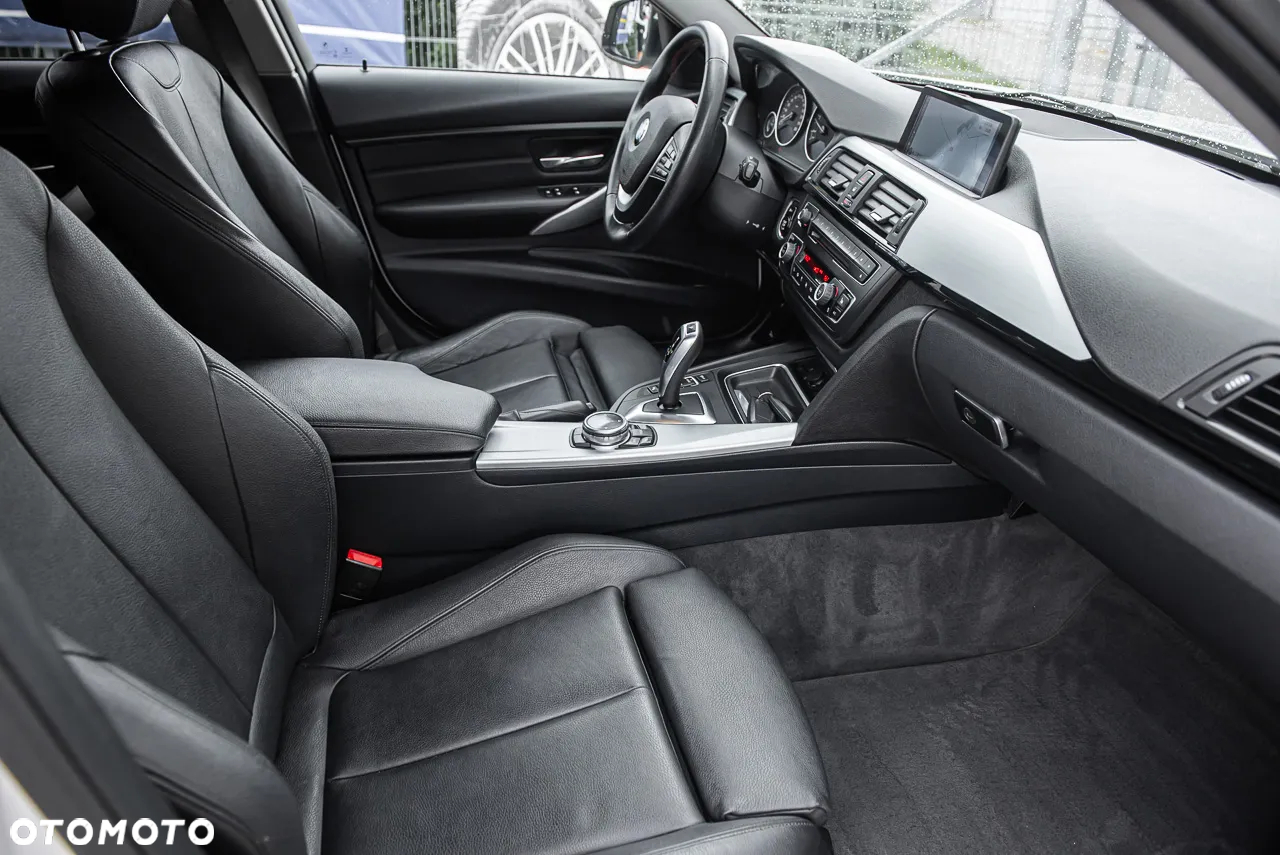 BMW Seria 3 320d Touring xDrive Sport Line - 32