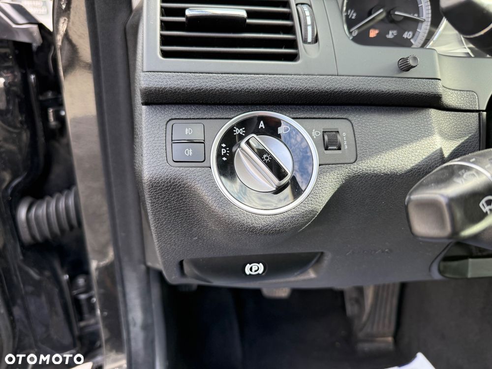 Mercedes-Benz Klasa C 180 CGI BlueEff Avantgarde - 31