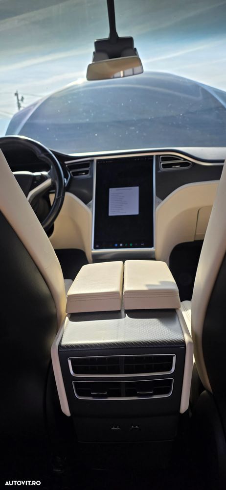 Tesla Model X - 12