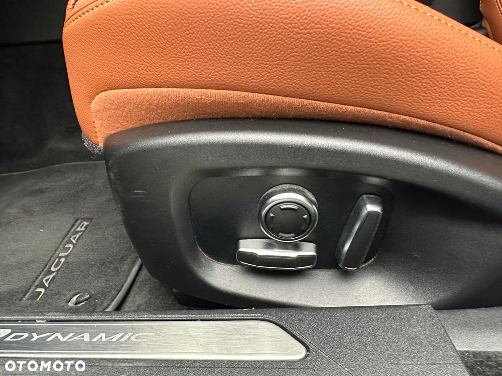 Jaguar XE 2.0 P250 R-Dynamic Black - 25