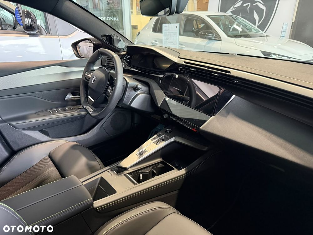 Peugeot 408 - 8