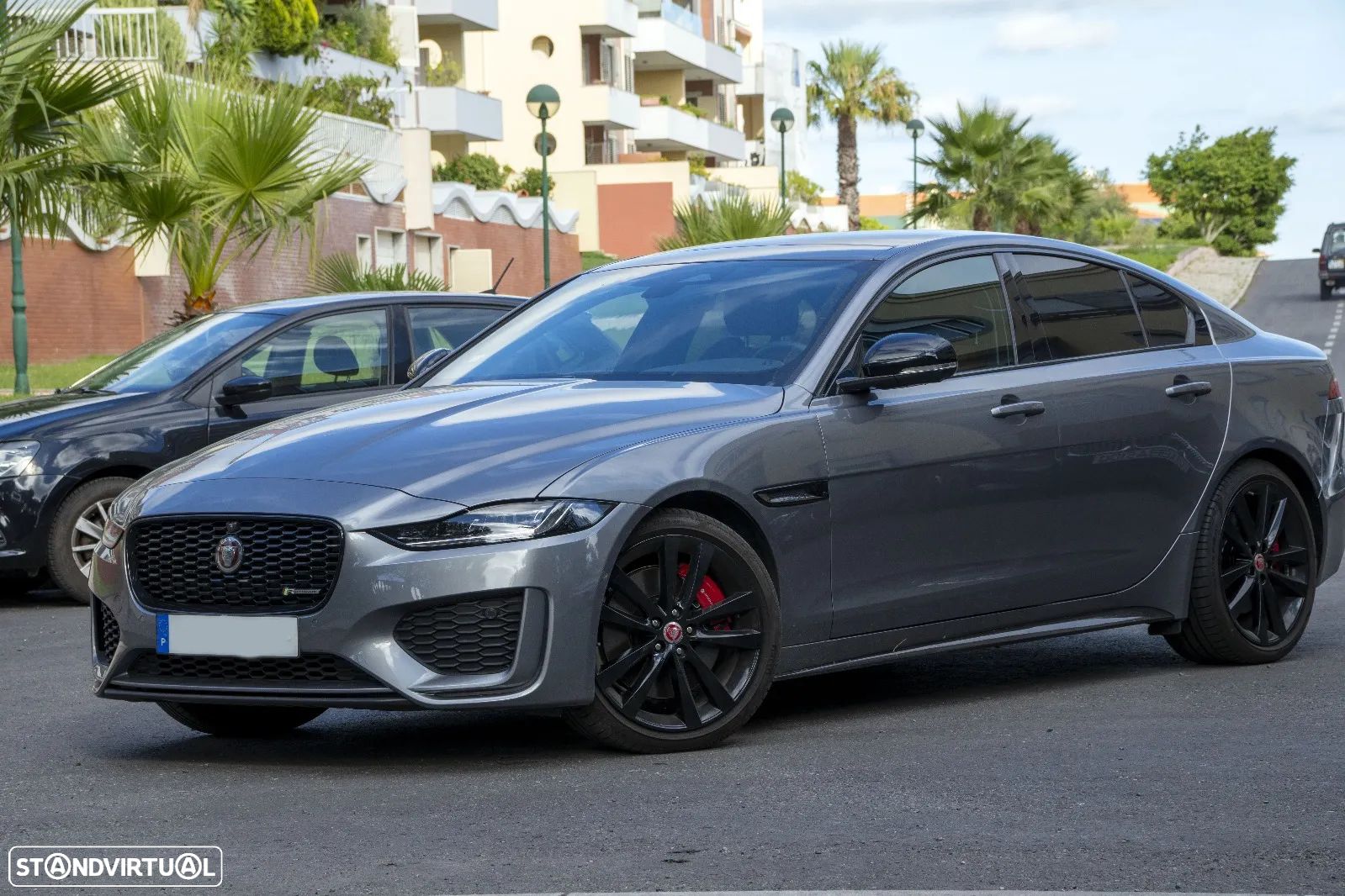 Jaguar XE 2.0 i4 R-Dynamic Black - 1