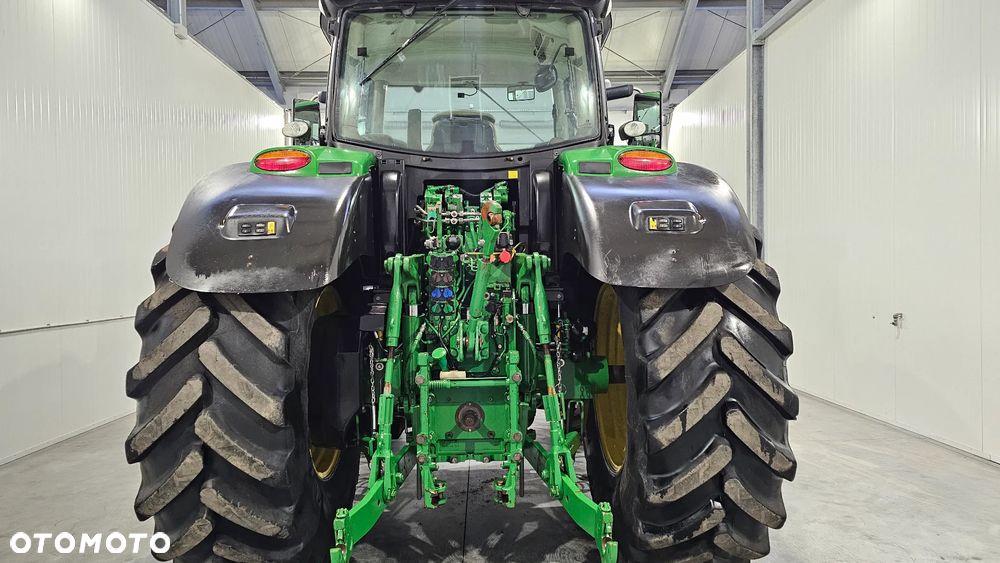 John Deere 6215 R - 8